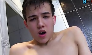 Entzü_ckender asiatisch Junge Alexandre Lee, der seinen Hahn in der Badewanne erforscht