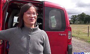 Milf asiatique enculeÌe aÌ€ l'_arrieÌ€re de la camionette [Full Video]