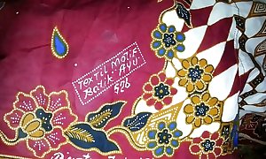 cum atop Aunty'_s lungi Textil Motif Batik AYU 526