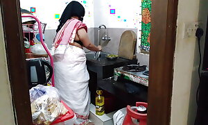 (Tamil Maid Ki Jabardast Chudai malik) Indian Maid Fucked by the employer while cooking in kitchen - Huge Arse Cum