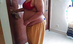 Tamil naukrani ghar ki safai karate hai jabki malik ka beta ata hai aur uski mast chudai (Desi despondent maid resemble fuck)