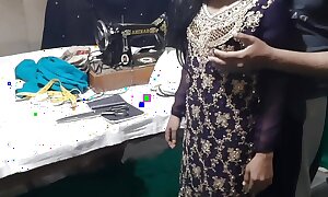 Tailor ne Bhabhi ka naap lete lete Bhabhi ko hi chod dala,desi housewife fucked by tailor with apparent hindi audio