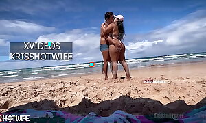 Kriss Wife De Micro Biquini Se Exibindo Na Praia Publica Com Seu Corno Manso Effect Lado