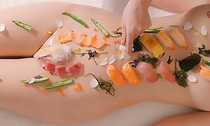 Sashimi en el coño!? 🍣 Enjoy Sushi en el cuerpo aceitado de una tetona