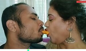 Gorgeous Incise Aunty One night stand sex with delivery Boy!