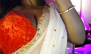Desi sexy Bhabhi shows big bowels scan bra and does nipp rubbing.