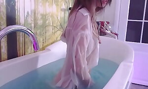Em gái trong bồn tắm